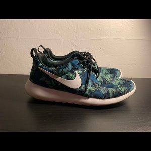 Poison green (space blue) Roshe run size 8
